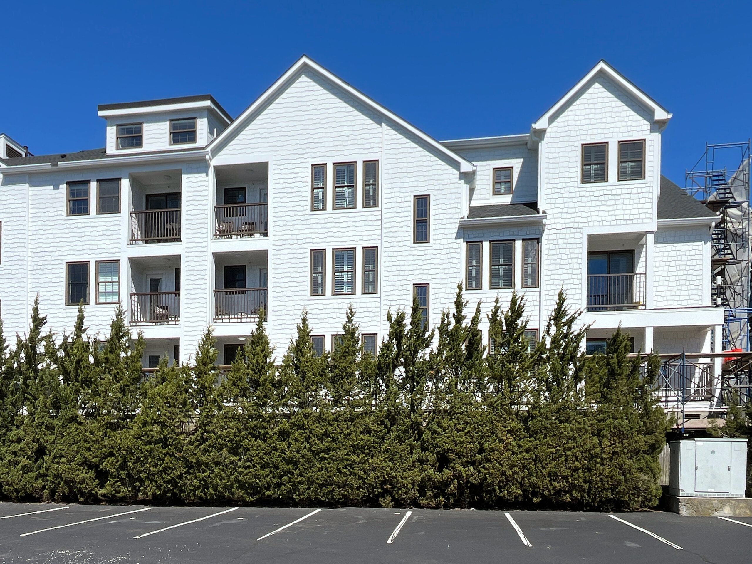 Wyndham Onshore Newport rear elevation viewed across the car park, hedging in the foreground